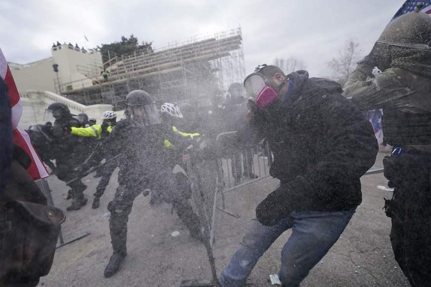 EUA: Capitólio é invadido por manifestantes e nomeação de Biden é suspensa