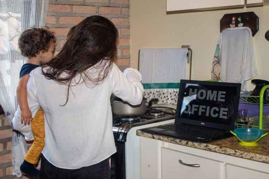 Sobrecarga feminina de trabalho pode gerar doenças físicas e mentais