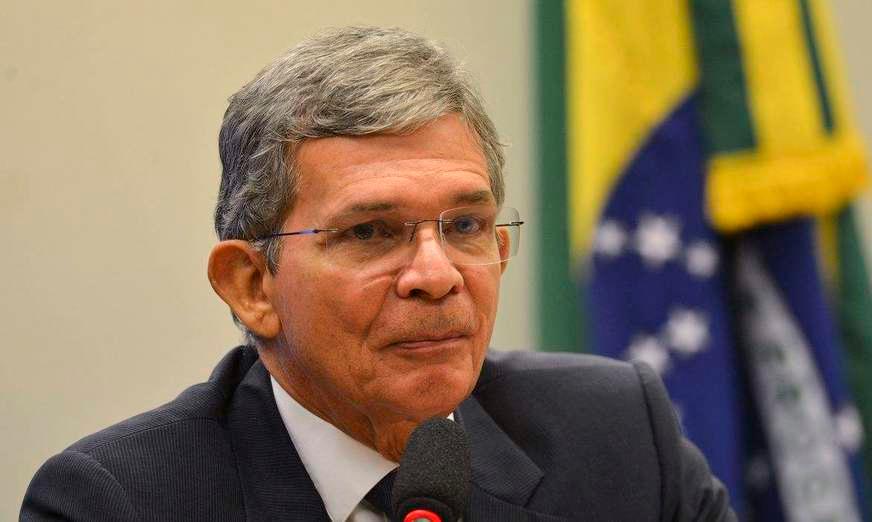 Bolsonaro pede demissão do presidente da Petrobras e indica general