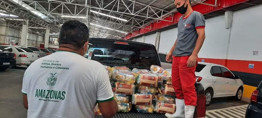 Rede de supermercado realiza doação de 200 cestas básicas para atender idosos e PcDs em vulnerabilidade