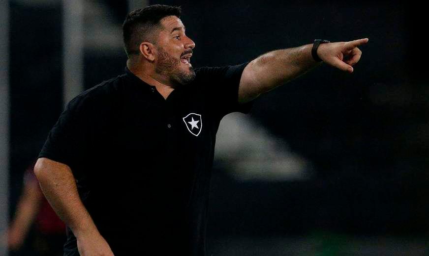 Rebaixado, Botafogo demite o técnico Eduardo Barroca