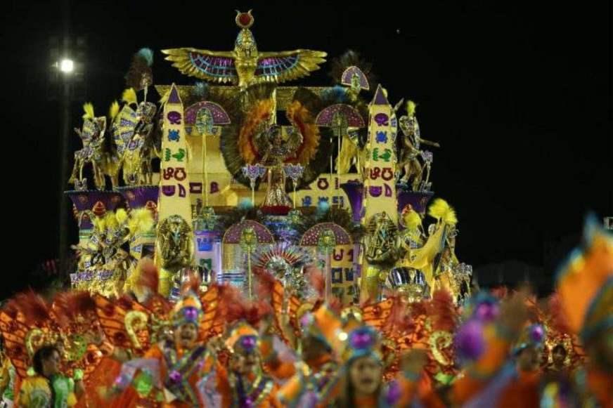 TV A CRÍTICA reprisa desfile das escolas de samba do ano passado