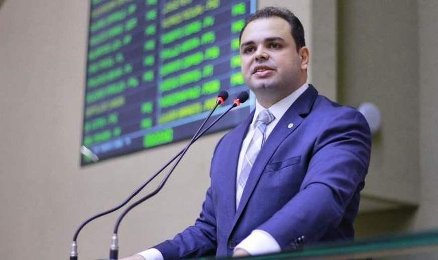 Em sessão híbrida, Roberto Cidade inicia mandato como presidente da Aleam