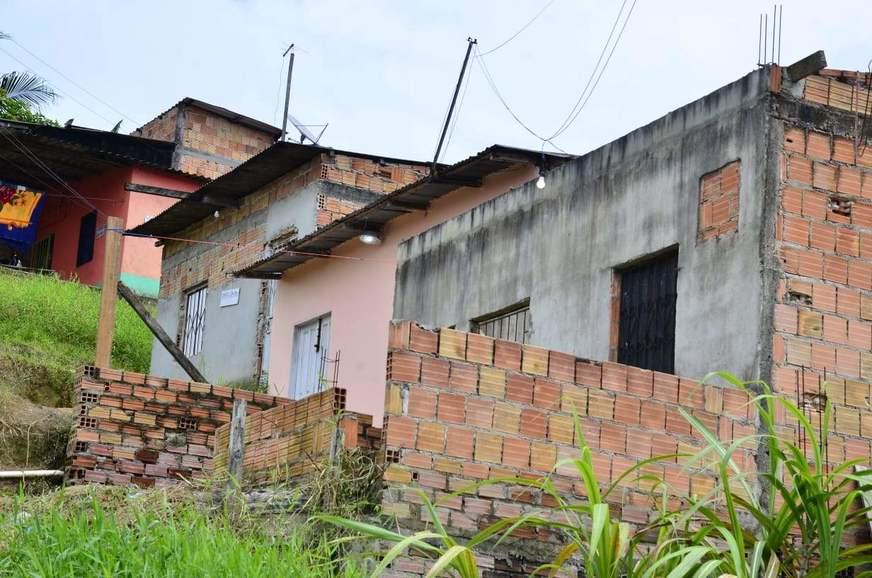Homem é morto com cinco tiros dentro de casa, no Jorge Teixeira
