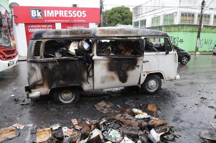 Kombi carregada de produtos pega fogo na Zona Sul