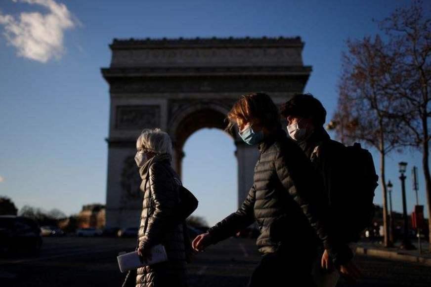 Com hospitais lotados, Paris pode voltar ao lockdown contra Covid-19