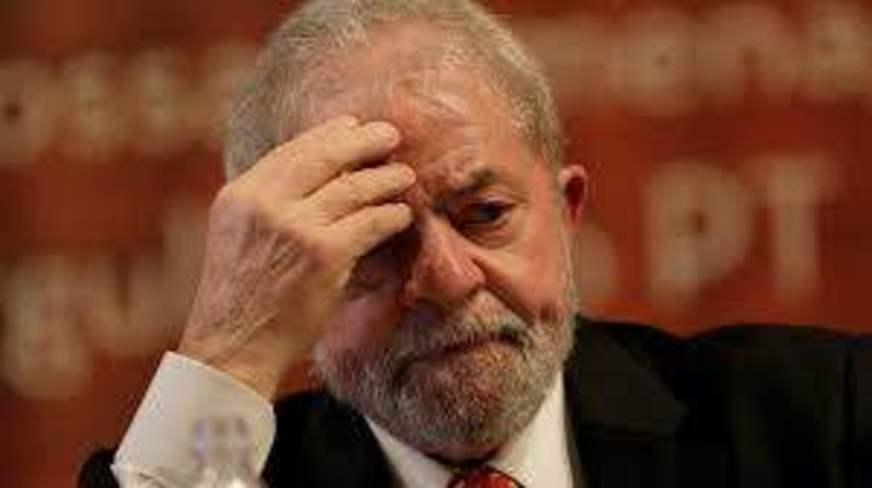 Juiz mantém bloqueio de bens de Lula ao enviar processos para o DF