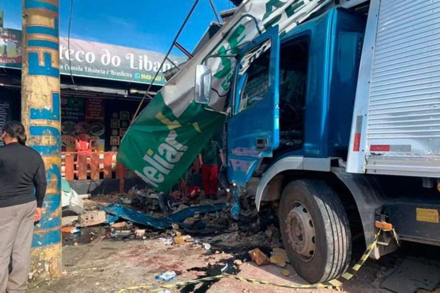 Caminhão desgovernado atinge loja e deixa quatro feridos no Coroado