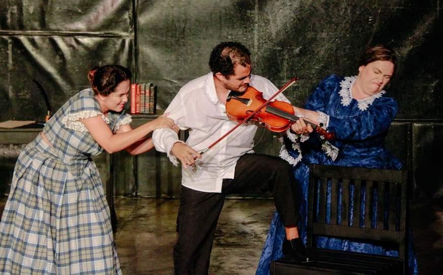Performance teatral será exibida ao vivo no próximo sábado (13)
