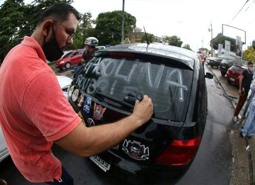 Alta dos combustíveis é alvo de protesto de motoristas em Manaus