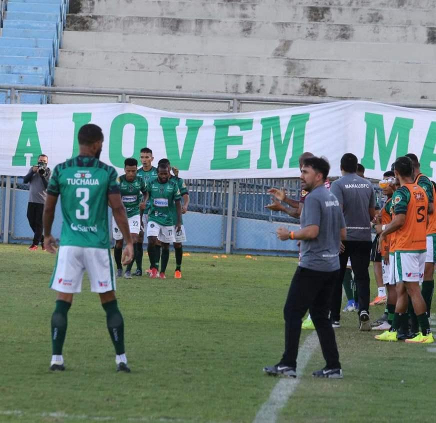 Com dois a menos, Manaus bate Clipper e mantém 100% no Barezão