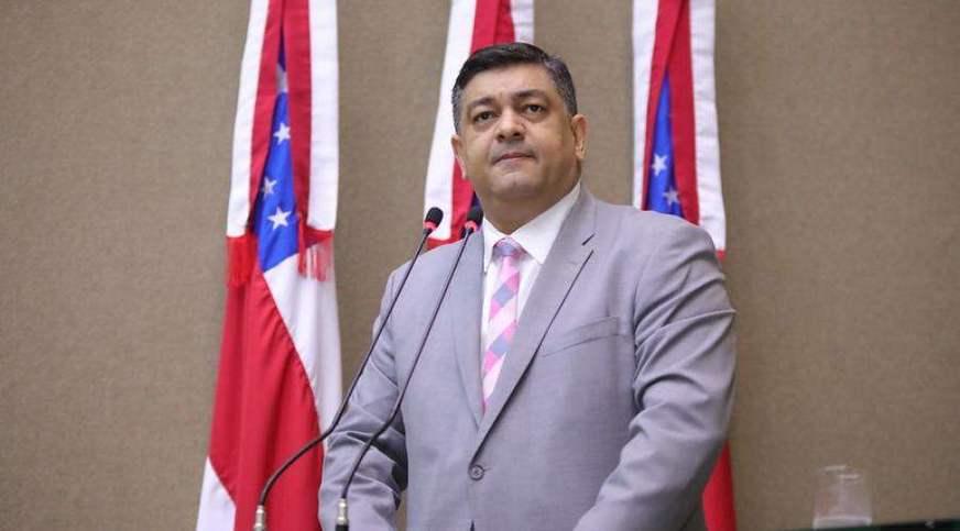 Pressionado, Dermilson suspende processo que pede cassação de deputada