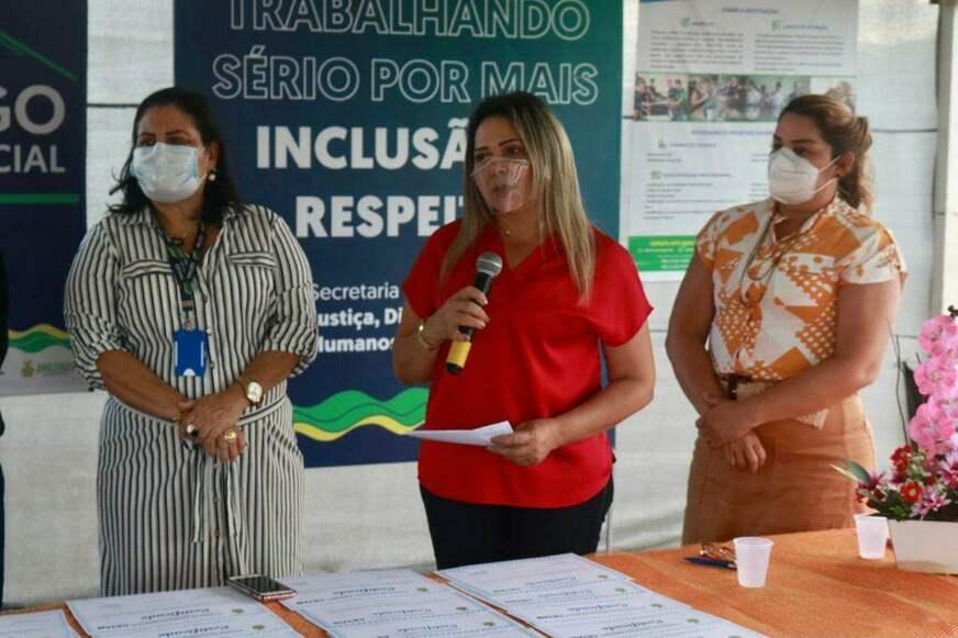 Governo do Amazonas entrega certificados de conclusão de cursos para acolhidos em abrigo