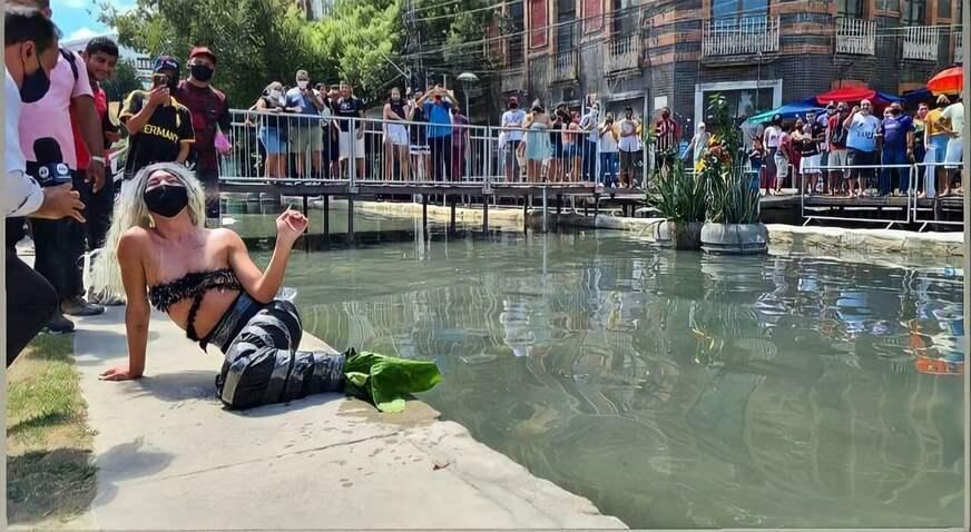 ‘Sereia de Manaus’ faz sucesso nas redes após posar para fotos em ruas alagadas do Centro