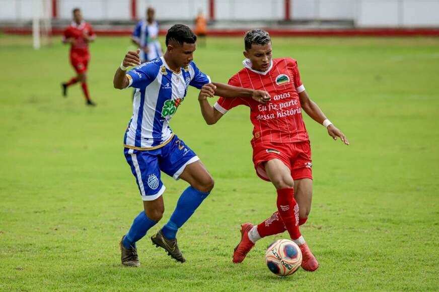 Solução na lateral, Elyvelton fala de adaptação