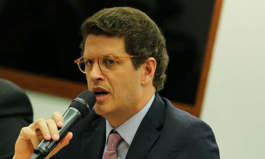 Salles se diz surpreso e classifica operação da PF de desnecessária