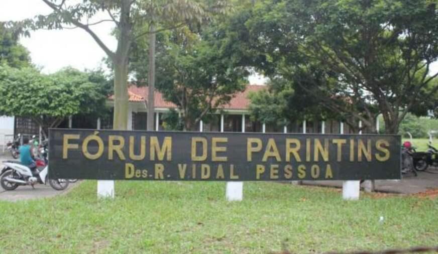 Diretor de escola em Parintins é condenado após cortar cabelo de aluna