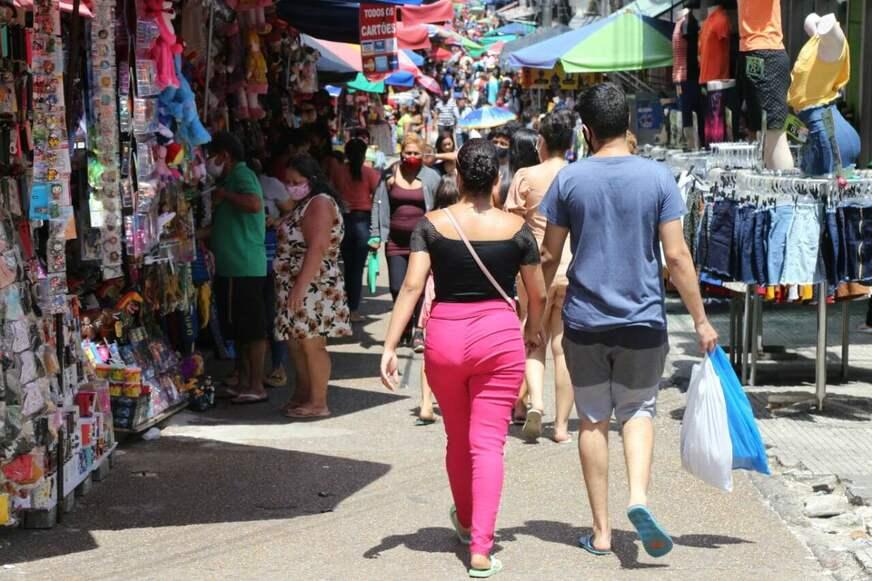Centro tem manhã movimentada em busca de presentes para o Dia das Mães