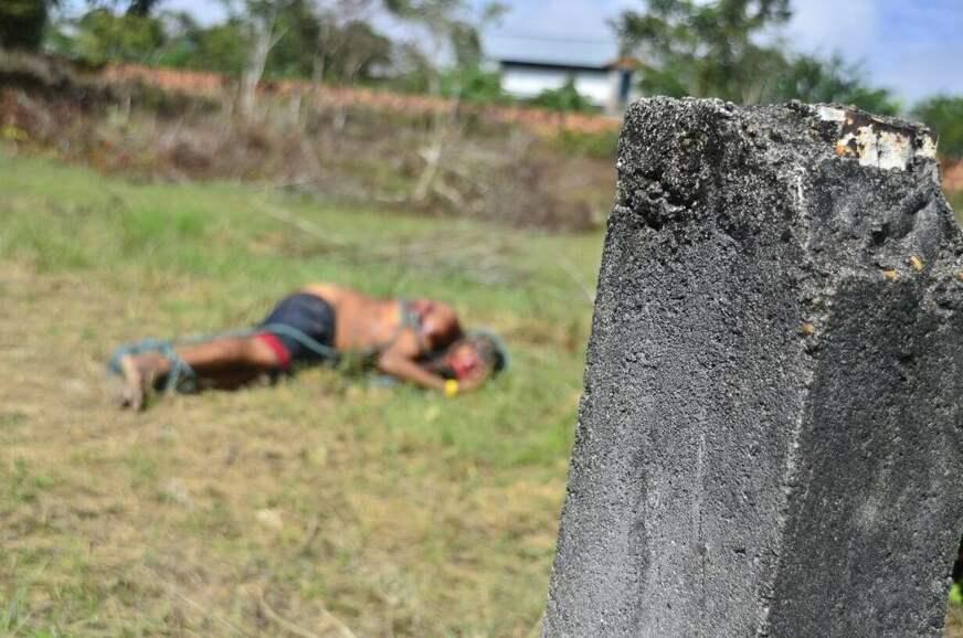 Corpo amarrado é encontrado em área de mata, no Tarumã