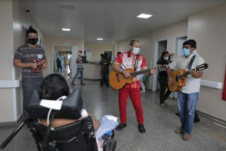 ‘Terapia da Toada’ leva música, emoção e alegria para paciente do HPS João Lúcio