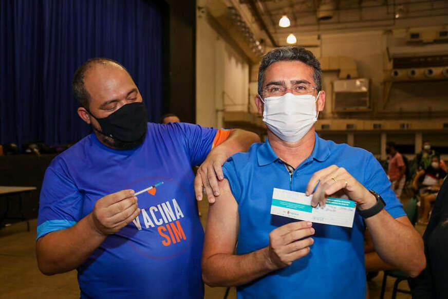 David Almeida recebe a primeira dose de vacina contra Covid-19