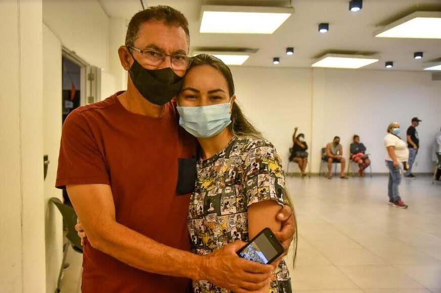 Após perder a mãe para a Covid-19, jovem se vacina no Vasco Vasques