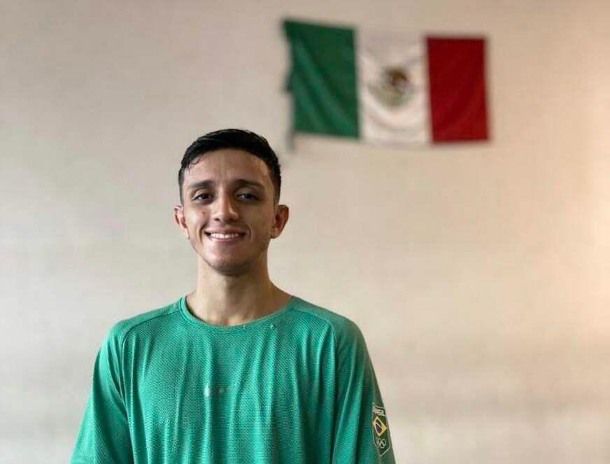 À espera do Pan, atleta de wrestling treina no México