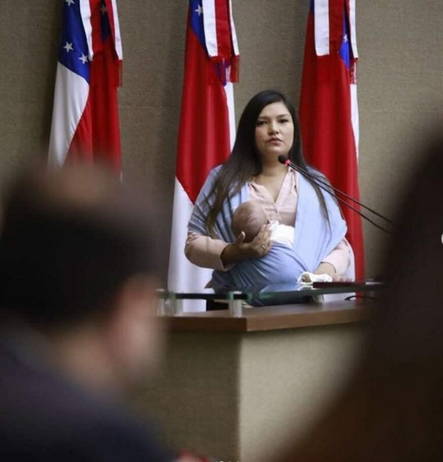 Joana Darc se desculpa ao parlamento
