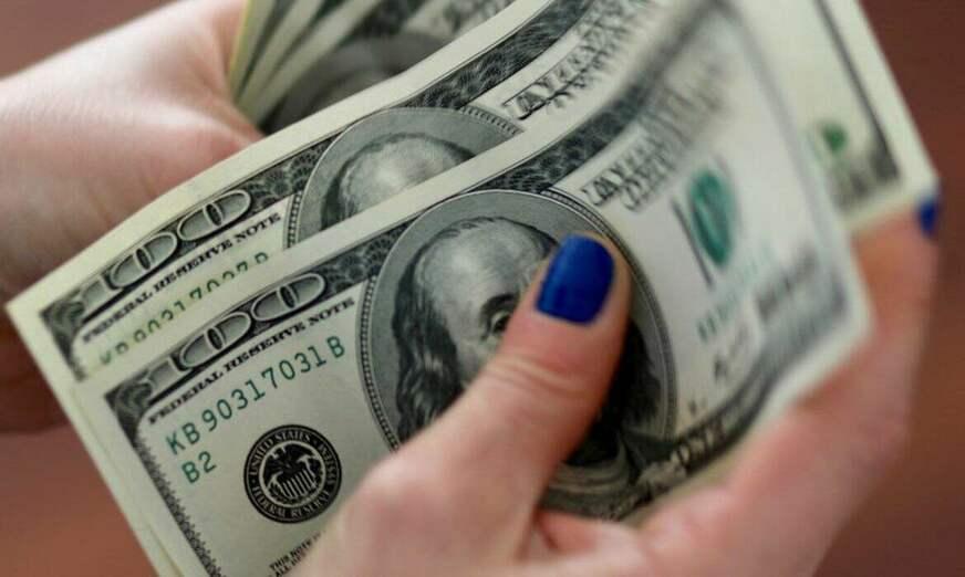 Dólar fecha em leve queda com recuperação no exterior