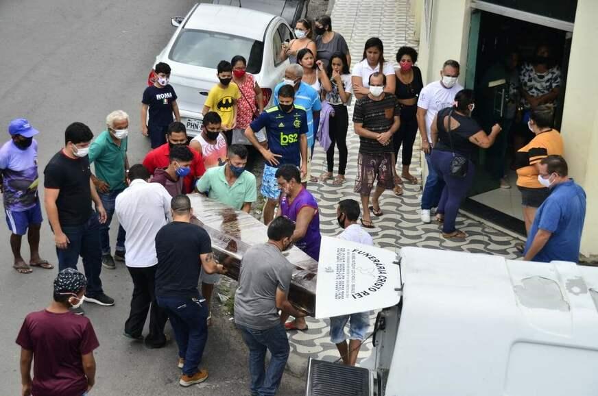 Adolescente que morreu afogado em igarapé é enterrado em Manaus