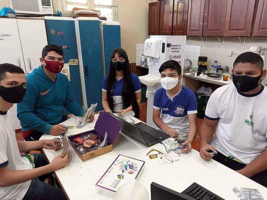 Estudantes de Manacapuru criam lavatório automático com sensor de calor