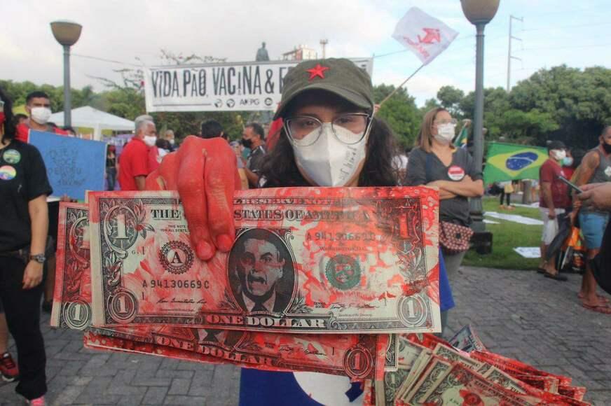 Manifestantes pedem impeachment de Bolsonaro em Manaus