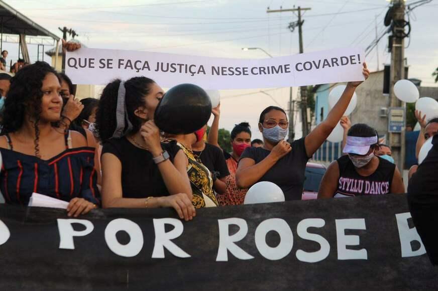 Moradores protestam após assassinato de funcionária pública