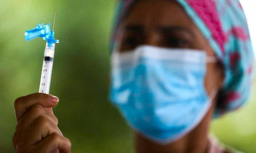 Estudo revela que proteção de vacinas contra Covid-19 diminui após seis meses