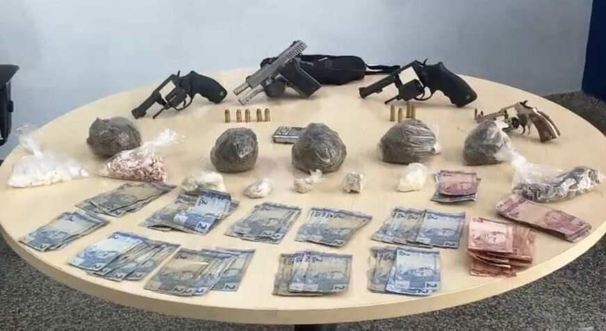 Com armas de fogo e drogas, armeiro do CV é preso durante operação “Cidade Mais Segura”