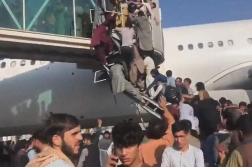 Confusão e desespero no aeroporto de Cabul