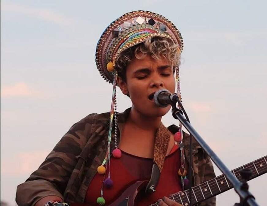 Cantora amazonense Olívia de Amores faz show no Palco Virtual