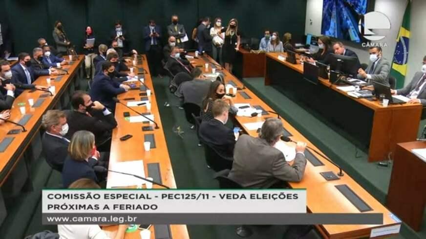 Comissão especial da Câmara rejeita, por 23 a 11, PEC do voto impresso