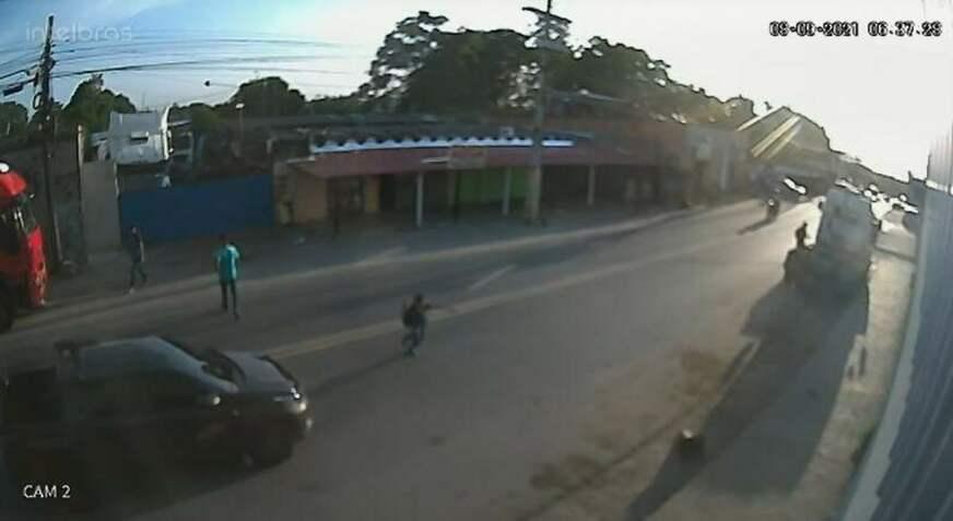 Criança é atropelada por veículo ao atravessar avenida no bairro Mauazinho