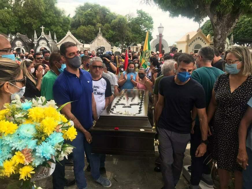 Enterro do empresário Murilo Rayol é marcado por homenagens de escolas de samba