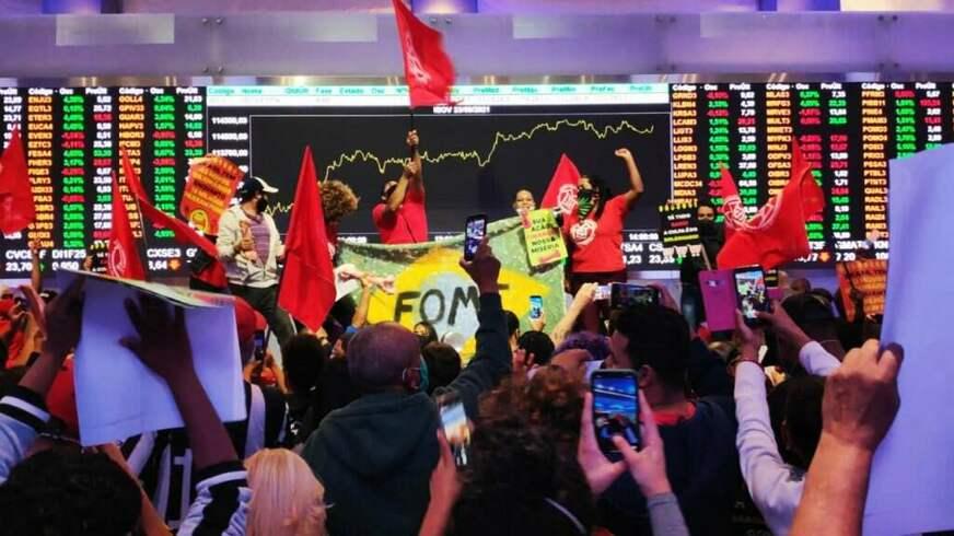 Integrantes do MTST ocupam prédio da bolsa de valores em São Paulo