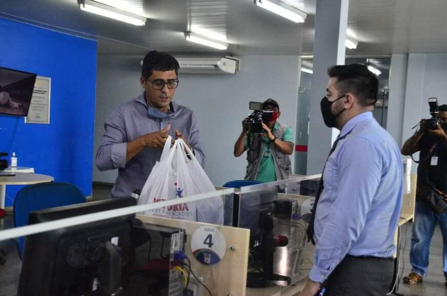Funcionário do Vitória leva almoço para donos do supermercado na delegacia
