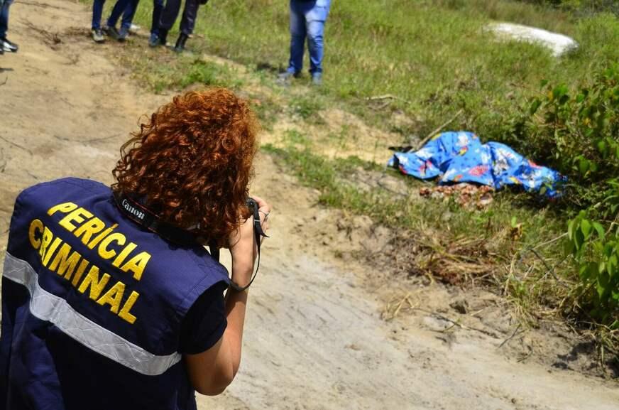 Com perfurações no ombro, corpo é encontrado em área do Tarumã