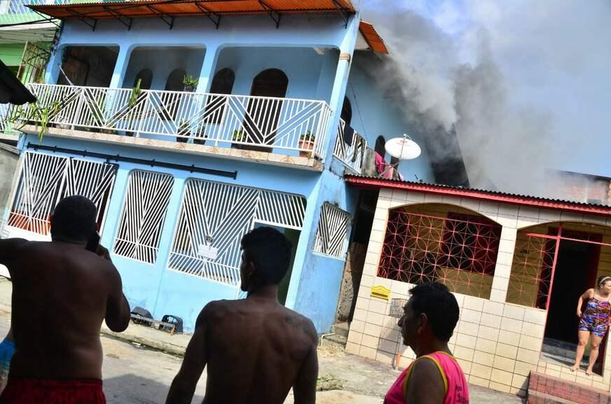 Morador tenta ajudar a conter incêndio e passa mal, no bairro Petrópolis