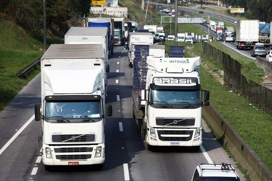 Bolsonaro anuncia auxílio para caminhoneiros comprarem diesel