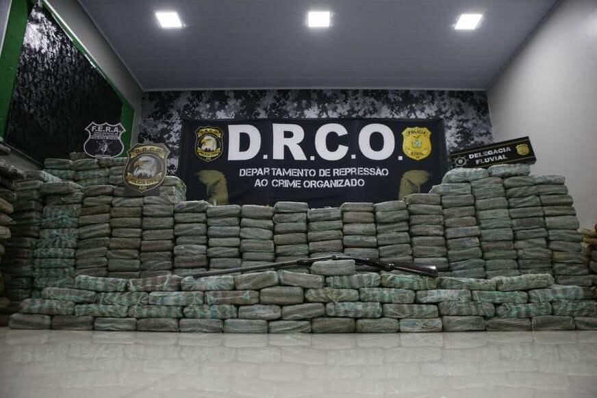 Uma tonelada de maconha é apreendida e trio é preso