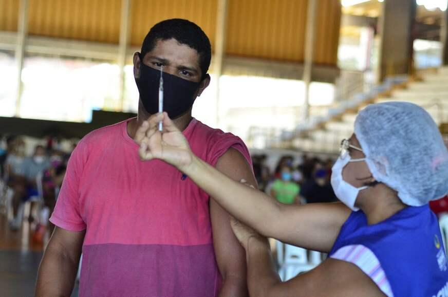 Cai de 12 para 8 semanas prazo entre as doses da AstraZeneca