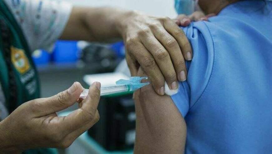 Dose de reforço pode aumentar durabilidade de proteção, diz infectologista