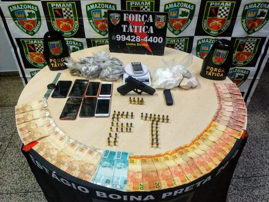 Força Tática prende trio com drogas, pistola e dinheiro