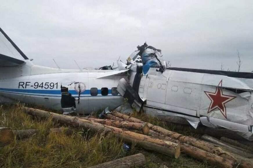 Avião com paraquedistas civis cai e deixa 16 mortos e seis feridos